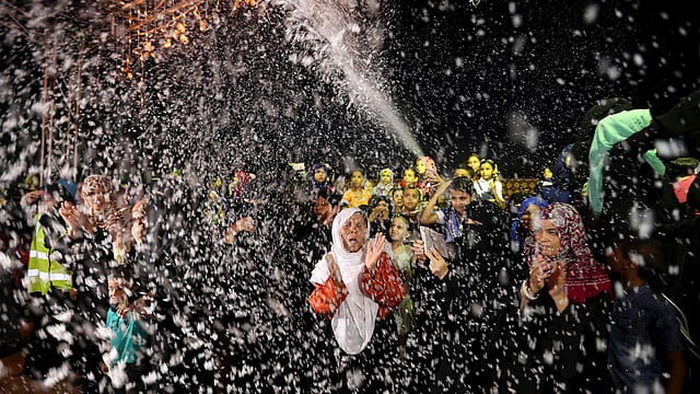 Palestinians spray soap as they celebrate during a mass wedding for 53 couples in Khan Younis in the southern Gaza Strip August 13, 2015. Photo: Reuters