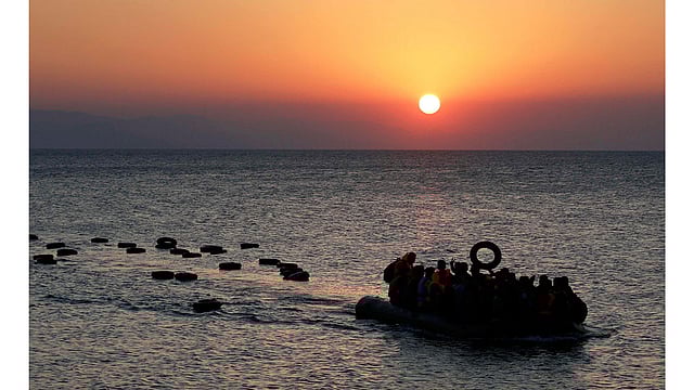 A dinghy overcrowded with Syrian refugees approaches a beach on the Greek island of Kos after crossing a part of the Aegean sea from Turkey to Greece, August 13, 2015. Photo: Reuters