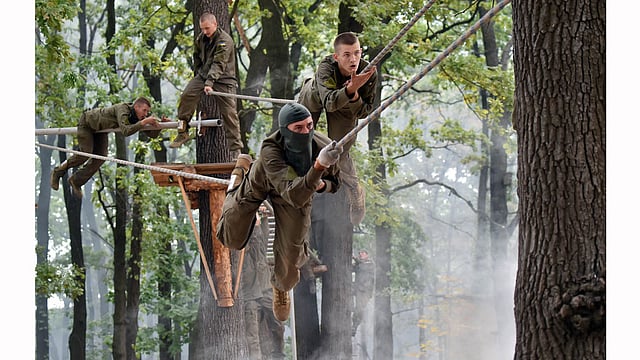 Recruits of the far-right volunteer battalion Azov take part in a competition in Kiev on August 14, 2015 prior to leaving to the battle region in east Ukraine. Photo: AFP