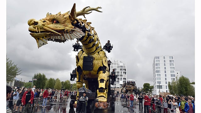People look at the mechanical Horse Dragon Long Ma as part of its return from China on August 14, 2015, to the worskhops of La Machine, a French production company in Nantes. Photo: AFP
