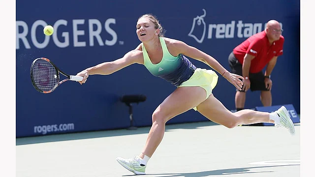 Simona Halep (ROU) stretches to return the ball to Belinda Bencic (not pictured) during the final of the Rogers Cup tennis tournament at Aviva Centre on 16 August. Photo: Reuters