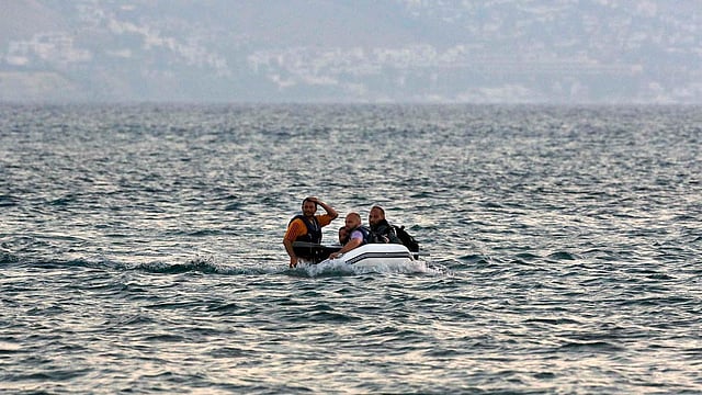 A dinghy with Syrian refugees approaches a beach of the Greek island of Kos, August 14, 2015. Photo: Reuters