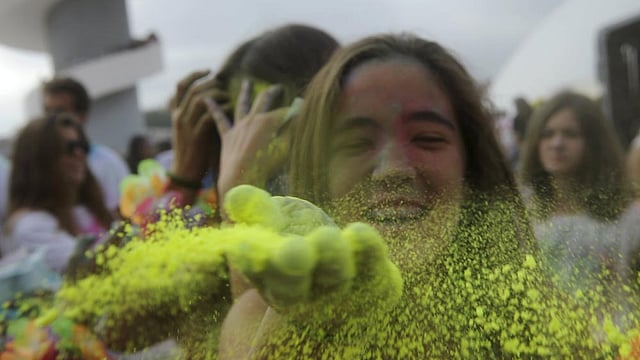 Revellers take part in the Holi Party Festival at the Niemeyer Center in Aviles, northern Spain, August 29, 2015. Photo: Reuters