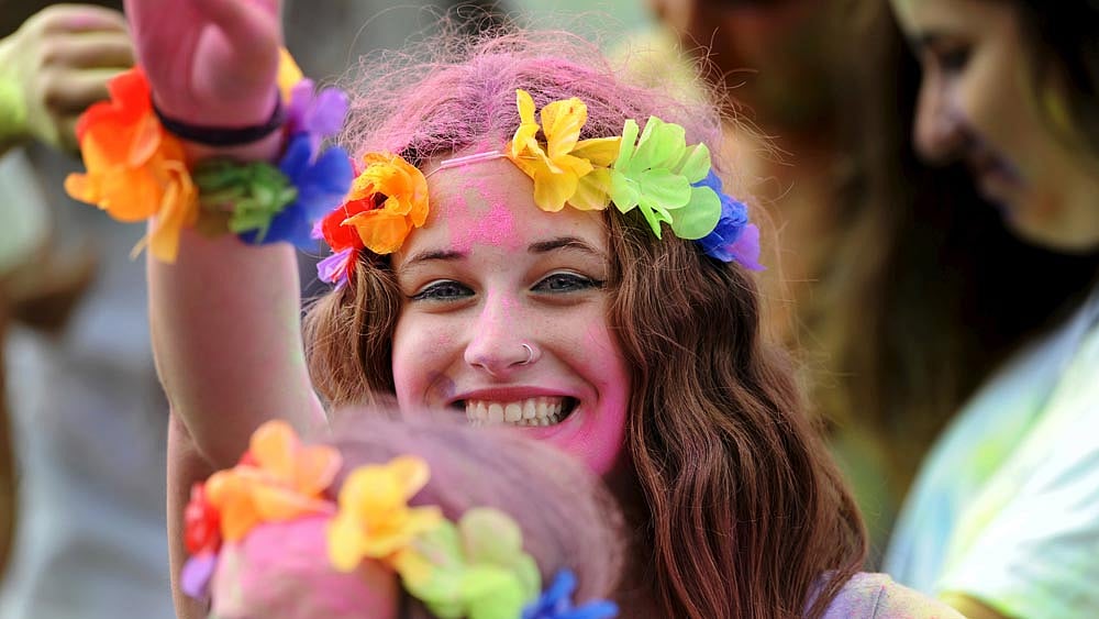 Revellers take part in the Holi Party Festival at the Niemeyer Center in Aviles, northern Spain, August 29, 2015. Photo: Reuters