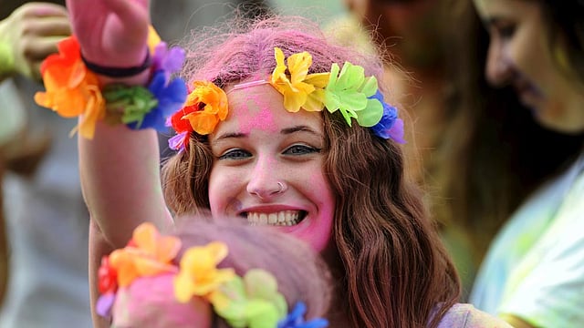 Revellers take part in the Holi Party Festival at the Niemeyer Center in Aviles, northern Spain, August 29, 2015. Photo: Reuters