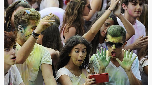 Revellers take part in the Holi Party Festival at the Niemeyer Center in Aviles, northern Spain, August 29, 2015. Photo: Reuters