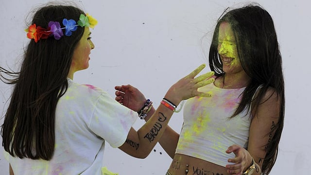 Revellers take part in the Holi Party Festival at the Niemeyer Center in Aviles, northern Spain, August 29, 2015. Photo: Reuters
