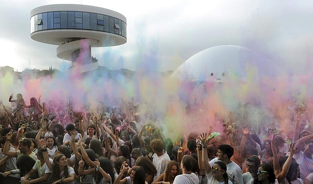 Revellers take part in the Holi Party Festival at the Niemeyer Center in Aviles, northern Spain, August 29, 2015. Photo: Reuters