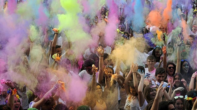 Revellers take part in the Holi Party Festival at the Niemeyer Center in Aviles, northern Spain, August 29, 2015. Photo: Reuters