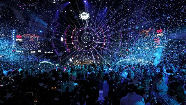Confetti falls on the audience during the 2015 iHeartRadio Music Festival at the MGM Grand Garden Arena in Las Vegas, Nevada September 18, 2015.Photo: Reuters