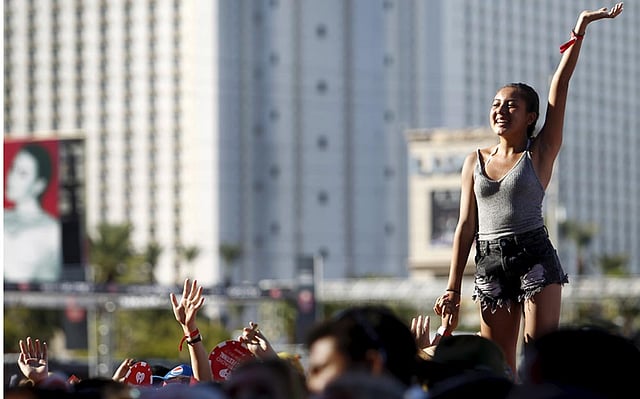 Fans react to a performance during the 2015 iHeartRadio Daytime Village in Las Vegas, Nevada September 19, 2015. Photo: Reuters