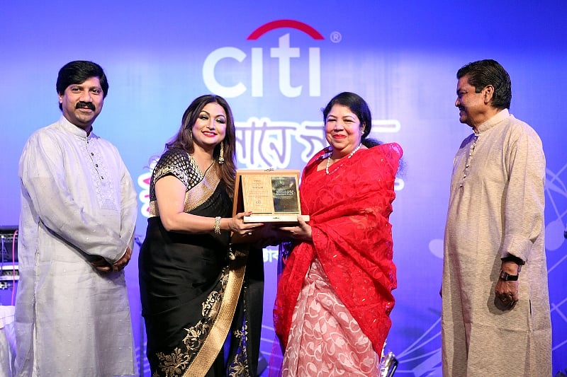 Mitali Mukherjee receives a crest from the Speaker Shirin Sharmin Chaudhury.