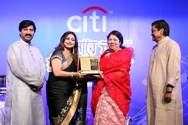 Mitali Mukherjee  receives a crest from  the Speaker Shirin Sharmin Chaudhury.