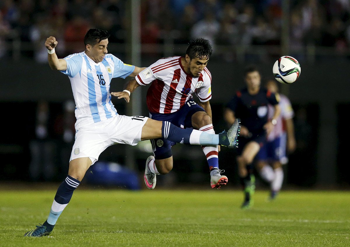Argentina's Ramiro Funes Mori (L) fouls Paraguay's Dario Lezcano during their 2018 World Cup qualifying soccer match at the Defensores del Chaco stadium in Asuncion, Paraguay, October 13, 2015. REUTERS