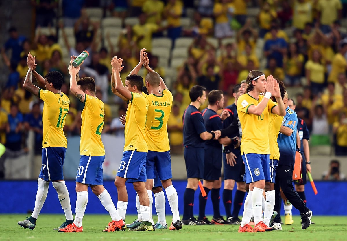 Brazil's players acknowledge the crowd after defeating Venezuela 3-1 in their Russia 2018 FIFA World Cup South American Qualifiers football match, at the Estadio Castelao stadium in Fortaleza, Brazil, on October 13, 2015. AFP