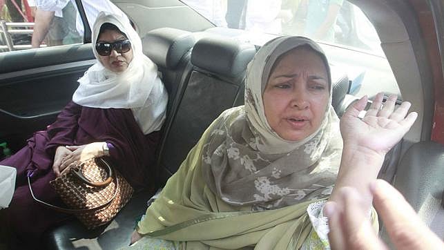 Farhat Quader Chowdhury, wife of Salauddin Quader Chowdhury, goes to meet him at Dhaka Central Jail on Thursday. Prothom Alo