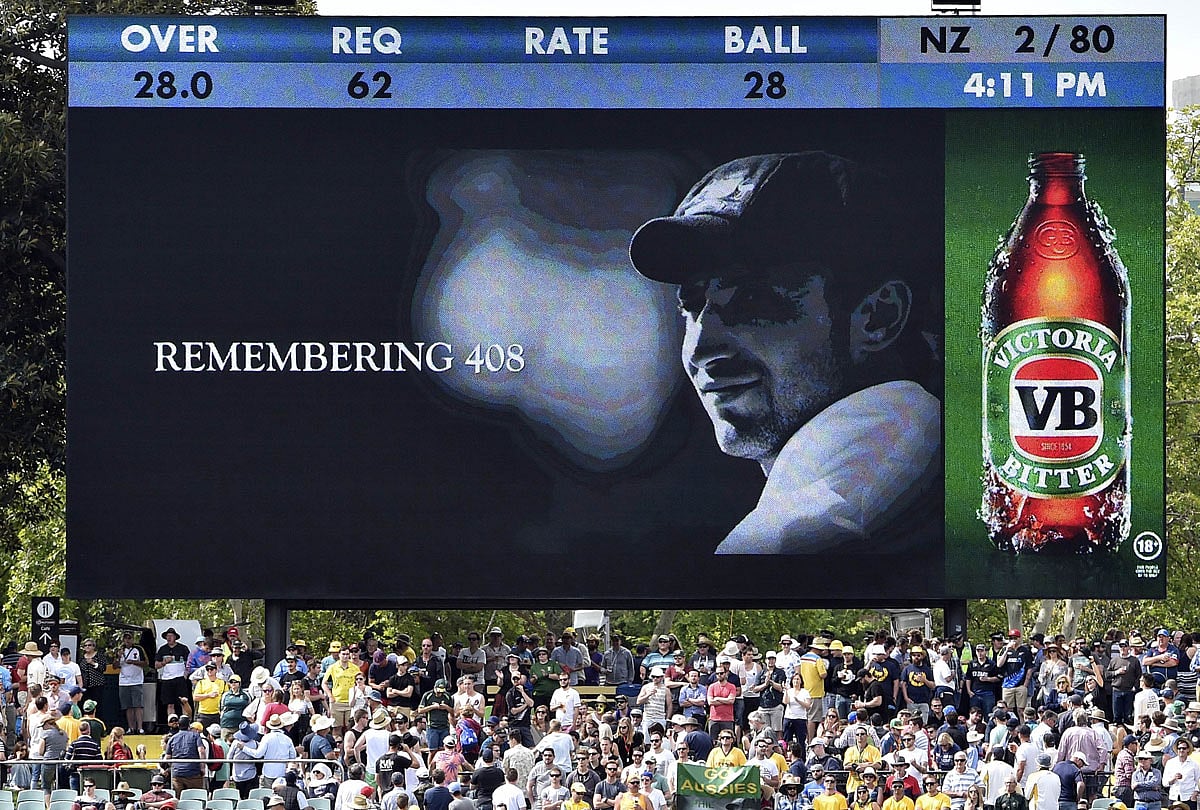 Spectators pay their respects to the late Phillip Hughes during the first day-night cricket Test match between Australia and New Zealand at the Adelaide Oval on November 27, 2015. AFP