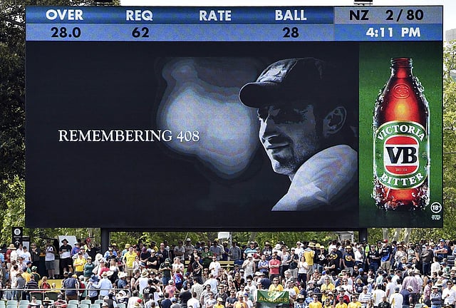 Spectators pay their respects to the late Phillip Hughes during the first day-night cricket Test match between Australia and New Zealand at the Adelaide Oval on November 27, 2015. AFP