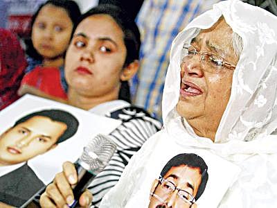 Sajedul Islam’s mother Hajera Khatun breaks down into tears at a press conference in the National Press Club. File Photo