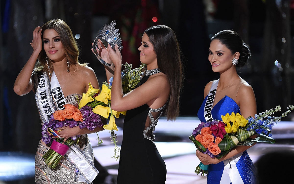 Miss Universe 2014 Paulina Vega (C) removes the crown from Miss Colombia 2015, Ariadna Gutierrez (L), in order to give it to Miss Philippines 2015, Pia Alonzo Wurtzbach (R), after host Steve Harvey mistakenly named Gutierrez the winner instead of Wurtzbach during the 2015 Miss Universe Pageant at The Axis at Planet Hollywood Resort & Casino on December 20, 2015 in Las Vegas, Nevada. Photo: AFP