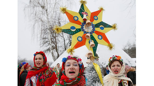 Women dressed in traditional costumes sing Christmas carols as they gather to celebrate the Orthodox Christmas at a compound of the National Architecture museum in Kiev, Ukraine, January 7, 2016. Photo: Reuters