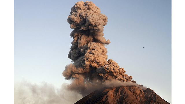 Indonesia`s Mount Sinabung volcano spews lava and ash during an eruption as seen from Tiga Serangkai village in Karo, Indonesia North Sumatra province, January 7, 2016. Photo: Reuters