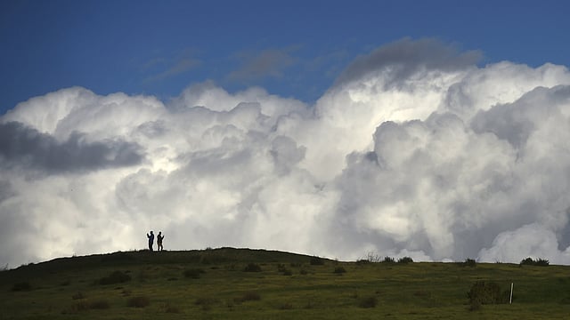 Clouds gather as walkers pause atop a ridge in Mountain View, California January 7, 2016. Photo: Reuters