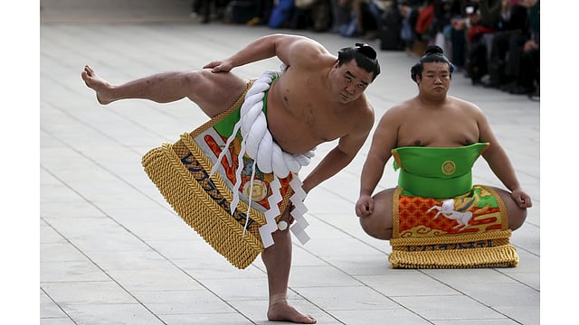 Mongolian-born grand sumo champion Yokozuna Harumafuji (L) performs the New Year`s ring-entering rite at the annual celebration for the New Year at Meiji Shrine in Tokyo, Japan, January 7, 2016. Photo: Reuters