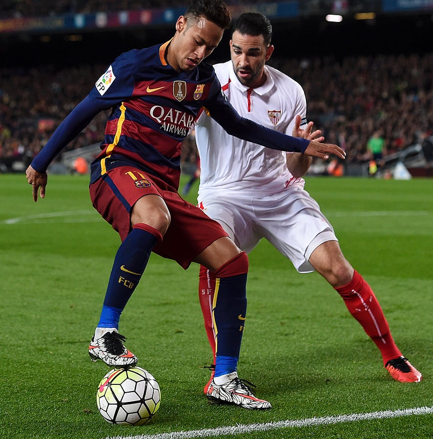 Barcelona`s Brazilian forward Neymar (L) vies with Sevilla`s French defender Adil Rami during the Spanish league football match FC Barcelona vs Sevilla FC at the Camp Nou stadium in Barcelona on February 28, 2016. Photo: AFP