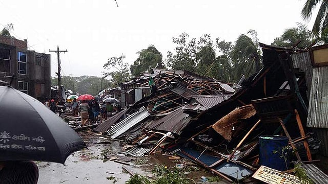 Cyclone Roanu hit the Bangladesh coast on Saturday affecting life in different parts of the country. Photo: Prothom Alo