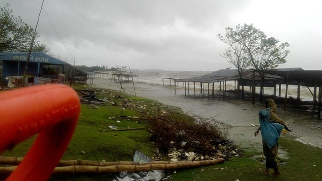 As the cyclone Roanu crossed Bangladesh’s coastline, sea waters surged into coastal areas in Patenga, Chittagong, on Saturday morning. Photo: Sourabh Das
