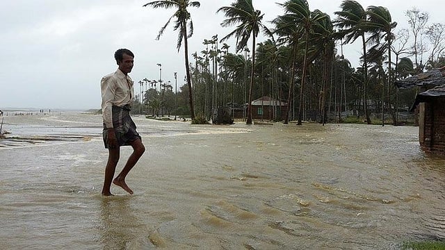 Surging waters damaged the coastal embankment in Shahporir Dwip of Teknaf, Cox’s Bazar. Photo: Prothom Alo