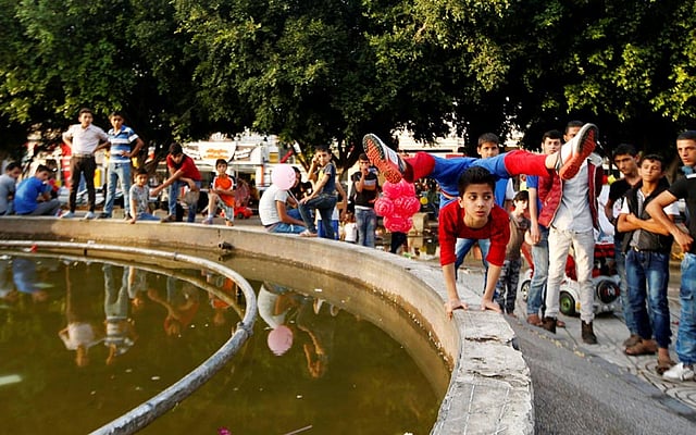 Palestinian boy Mohamad al-Sheikh, 12, who is nicknamed `Spiderman` and hopes to break the Guinness world records with his bizarre feats of contortion, demonstrates acrobatics skills in Gaza City June 2, 2016. Photo: Reuters