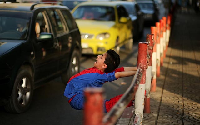 Palestinian boy Mohamad al-Sheikh, 12, who is nicknamed `Spiderman` and hopes to break the Guinness world records with his bizarre feats of contortion, demonstrates acrobatics skills in Gaza City, June 2, 2016. Photo: Reuters