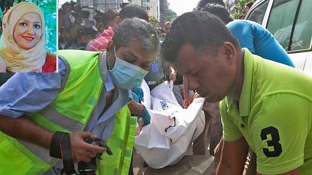 Law enforcers are carrying body of SP Babul Akter's wife. Photo: Prothom Alo