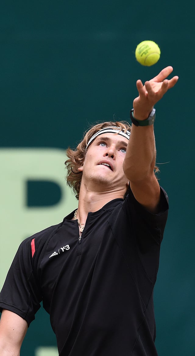 Alexander Zverev of Germany serves the ball to Roger Federer of Switzerland (unseen) during the ATP tour tennis match in Halle, western Germany, on 18 June, 2016. Photo: AFP