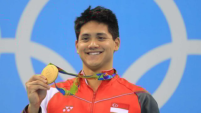 Joseph Schooling (SIN) of Singapore poses with his gold medal. Photo: Reuters