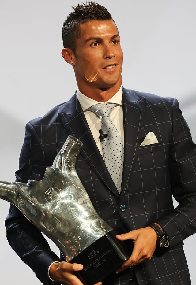 Real Madrid's Portuguese forward Cristiano Ronaldo poses with his trophy of Best Men's player in Europe at the end of the UEFA Champions League Group stage draw ceremony, on August 25, 2016 in Monaco. Photo: AFP