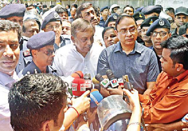 Home minister Asaduzzaman Khan addresses newsmen. Photo: Prothom Alo