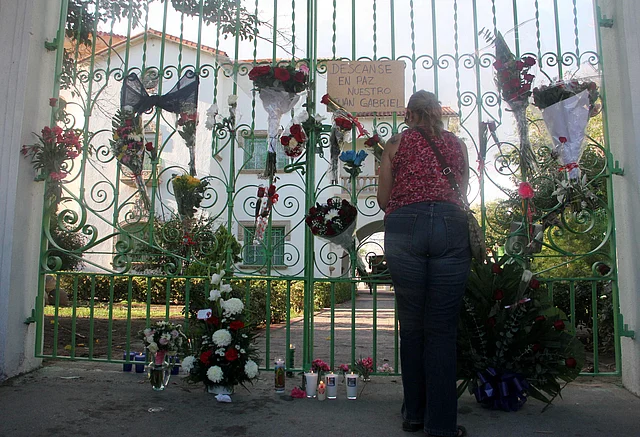 A woman puts flowers in front of the house of Mexican singer Juan Gabriel in Ciudad Juarez, Mexico on 28 August, 2016. Photo: AFP