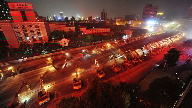 Heavy machinery line up to demolish a bridge in Nanchang, Jiangxi province, China, August 26, 2016. Photo: Reuters