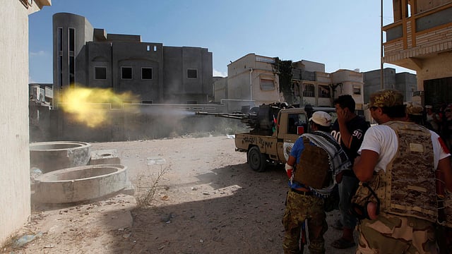 Members of Libyan forces allied with the UN-backed government fire a weapon towards Islamic State militants in neighbourhood Number One in central Sirte, Libya August 28, 2016. Photo: Reuters