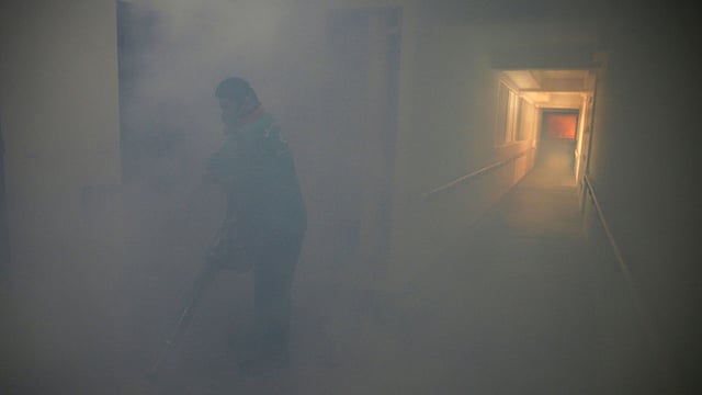 A worker fogs the corridor of a public housing estate in the vicinity where a locally transmitted Zika virus case was discovered, in Singapore August 29, 2016. Photo: Reuters
