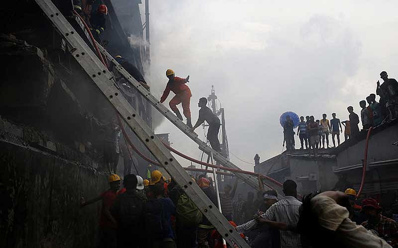 Firefighters extinguish a fire at a garment packaging factory outside of Dhaka, Bangladesh, September 10, 2016. Photo: Reuters