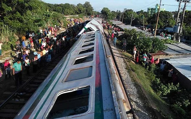 Boggies of ‘Mahanagar Godhuli’ derailed near Pahartali station on Wednesday. Photo Jewel Shil
