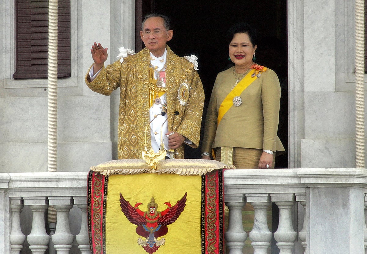 This file photo taken on 9 June, 2006 shows Thai King Bhumibol Adulyadej and Queen Sirikit waving to Thais after his address in Bangkok. King Bhumibol has died on 13 October, 2016, palace officials announced. Photo: AFP