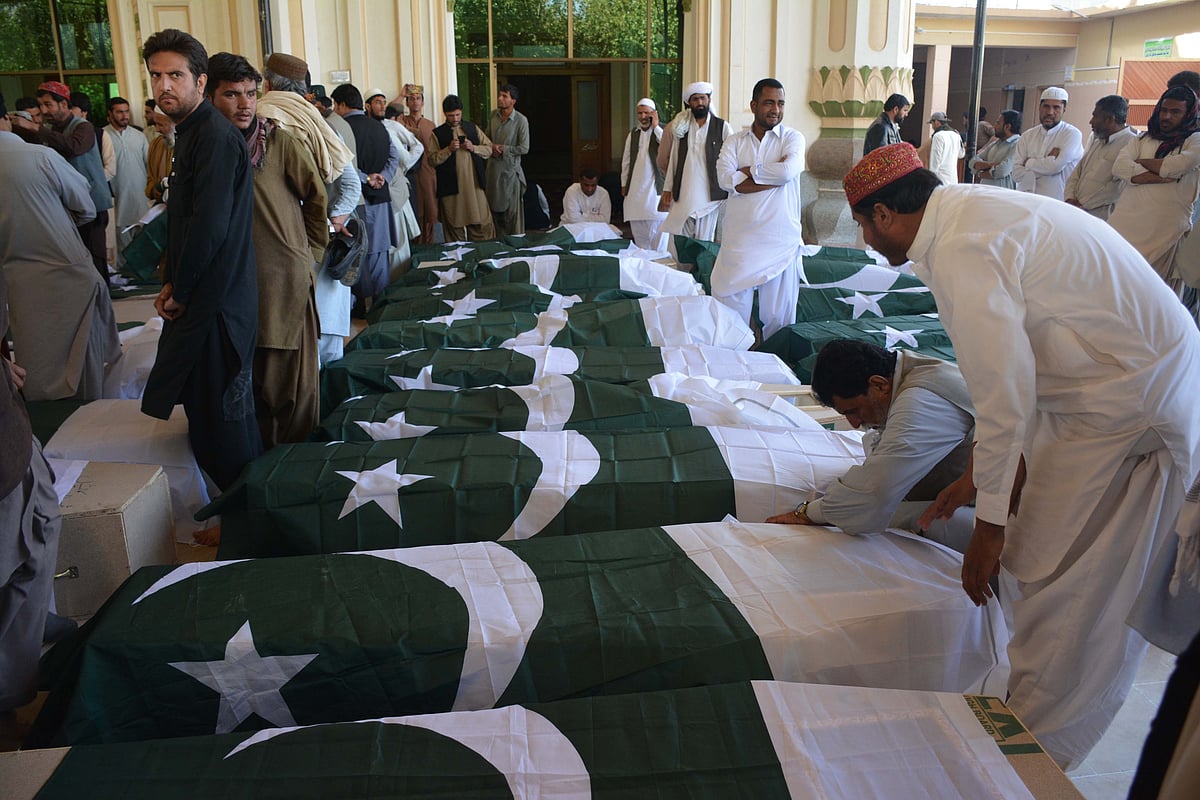Pakistani mourners gather around the coffins of some of those killed in an attack on the Police Training College Balochistan in Quetta on 25 October, 2016. Photo:AFP