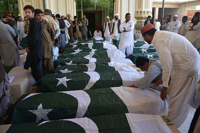 Pakistani mourners gather around the coffins of some of those killed in an attack on the Police Training College Balochistan in Quetta on 25 October, 2016. Photo:AFP