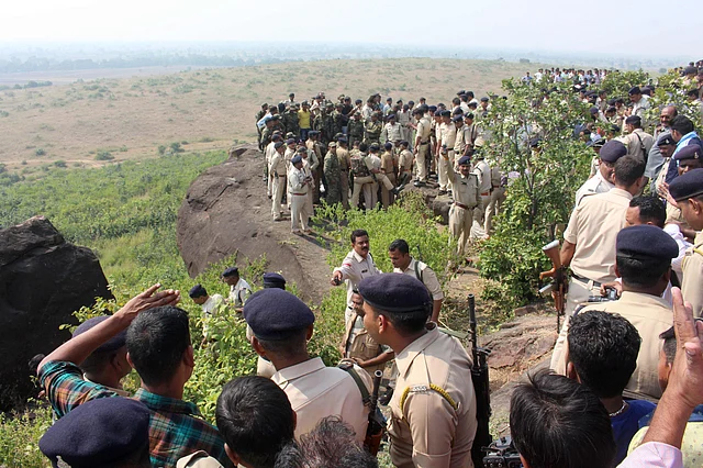 Indian police and bystanders gather at the site where eight SIMI activists, who escaped from Central Jail in Bhopal, were killed by Special Task Force police at the hillocks of Acharpura village, near the capital Bhopal on October 31, 2016. Photo: AFP