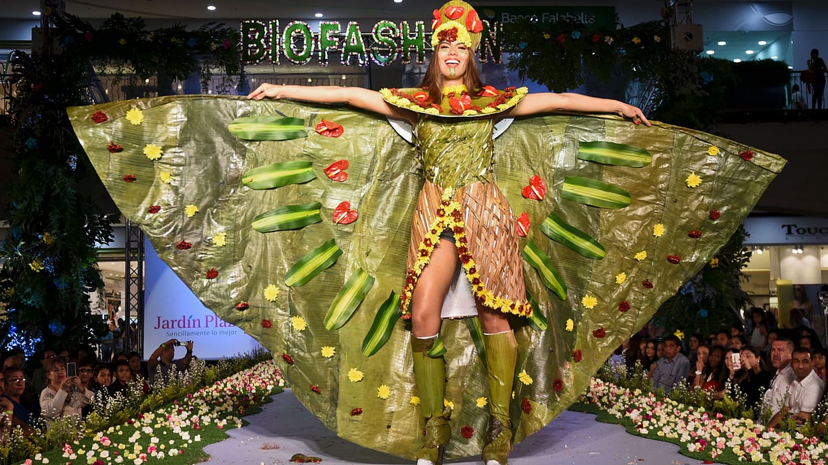 A model presents a creation by Colombian designer Daniela Bedoya made with organic elements during BioFashion Show, on November 19, 2016, in Cali, Valle del Cauca department, Colombia. AFP